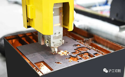 不朽情缘10米大幅面龙门光纤激光切割机细腻圆孔高品质切割