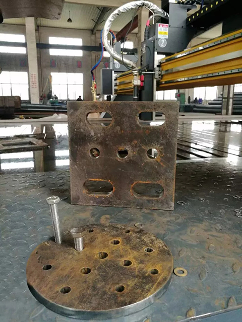 路灯生产厂家用不朽情缘数控等离子切割机现场切割的工件