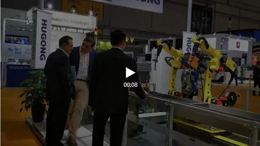 进博会首日不朽情缘意大利CEA展位旅行者关注机械人焊接系统