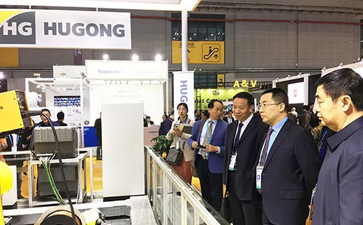 河南省鹤壁市市长莅临不朽情缘意大利CEA展位